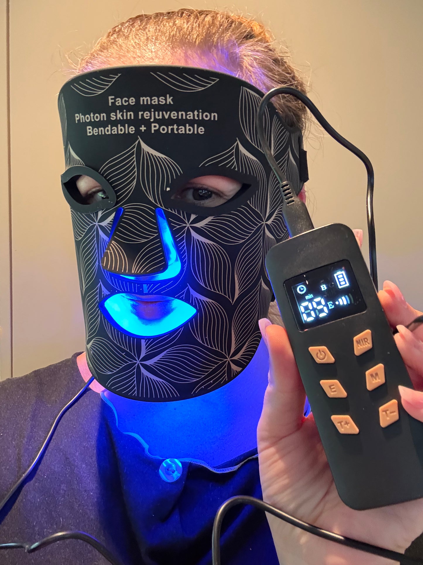 GlowPro LED face & neck mask med hele 8 ulike lys/farger